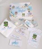Trusou botez - Bufnițe Trusoul de botez este dăruit de către nași sau poate fi pregătit de către părinți.