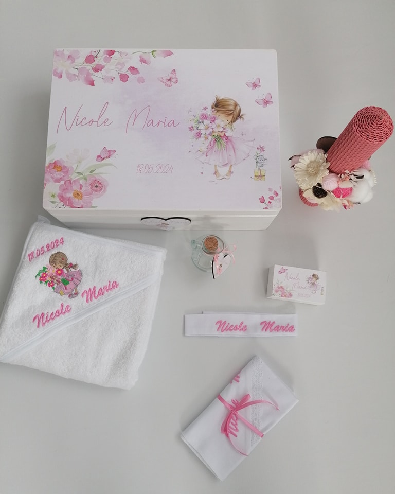 Trusou botez -Fetita cu flori in brate